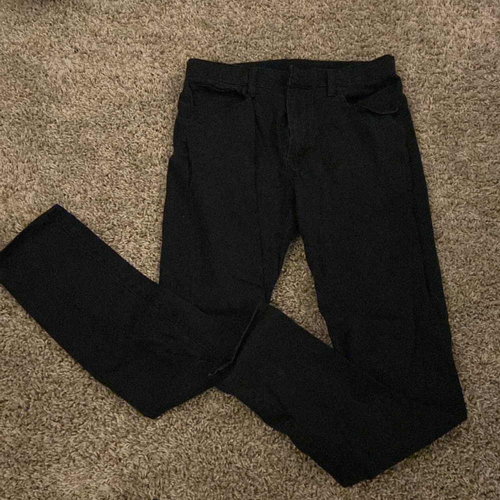Uniqlo
Black chino
Medium